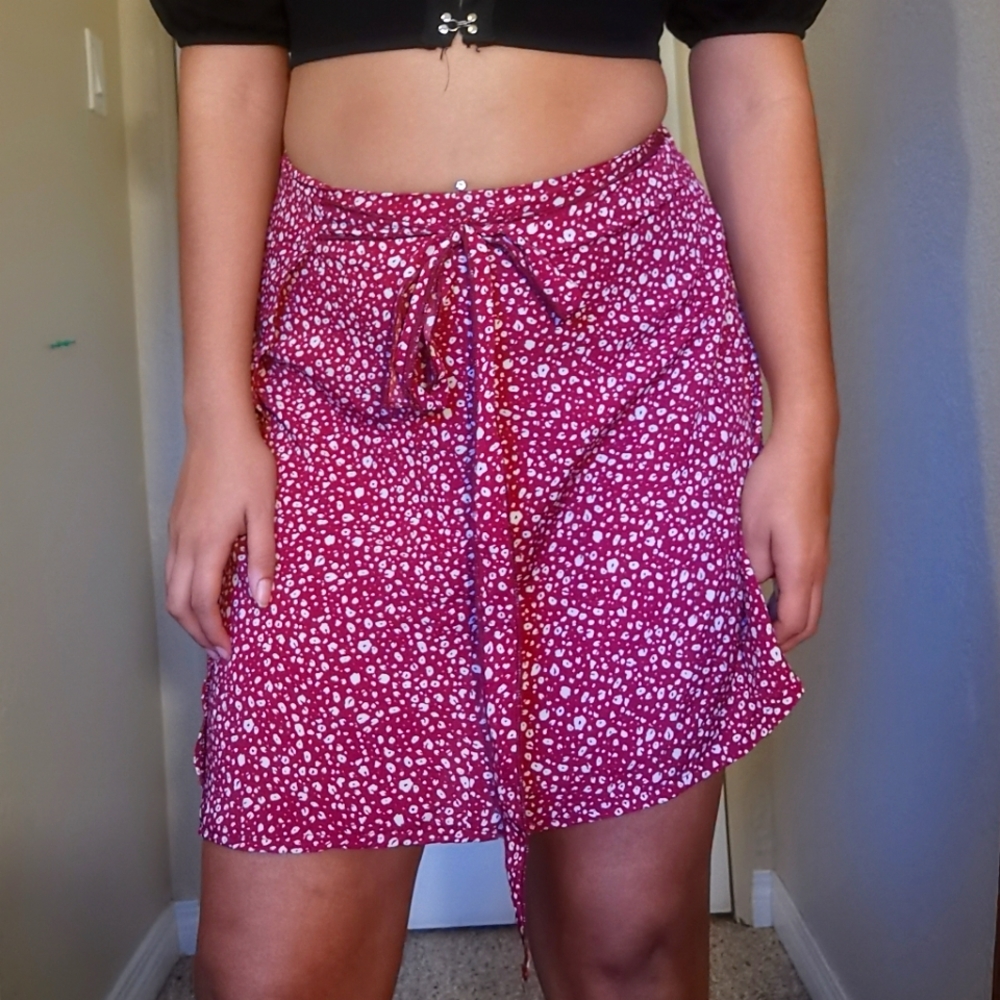 Cute wrap around skirt - Picture 2 of 2